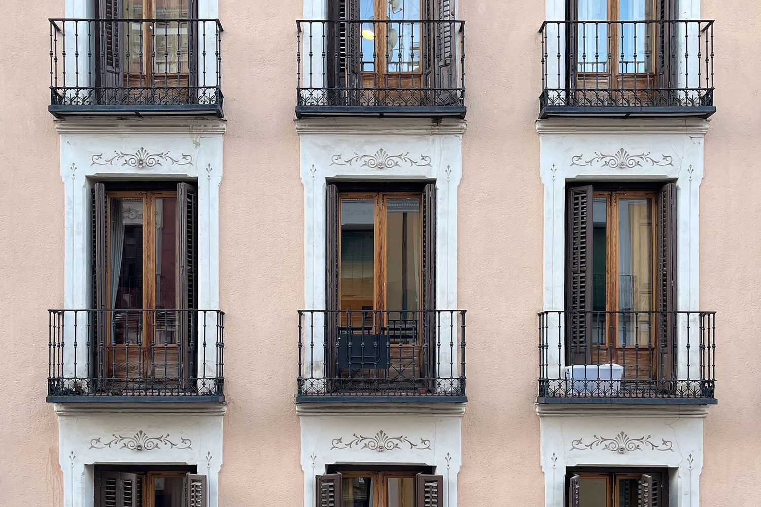 Fachadas de fincas antiguas de ladrillo con balcones en el centro de Madrid